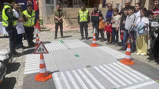 İşitme engelli öğrencilere jandarmadan özel etkinlik
