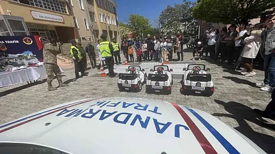 İşitme engelli öğrencilere jandarmadan özel etkinlik