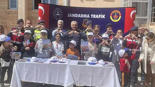 İşitme engelli öğrencilere jandarmadan özel etkinlik