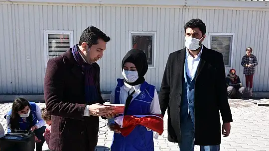 İstiklal Marşı'nın 10 kıtasını ezbere okuyan Suriyeli Aye, duygulandırdı