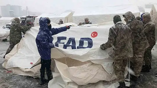 Jandarma ekipleri çadırlar kurmaya başladı