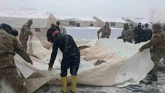Jandarma ekipleri çadırlar kurmaya başladı