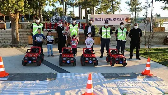 Jandarma ekipleri, çocuklara trafik eğitimi verdi