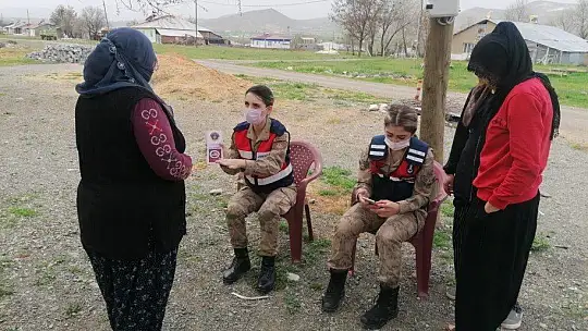 Jandarma köy köy gezerek 'Kadın Destek Uygulamasını' tanıtıyor