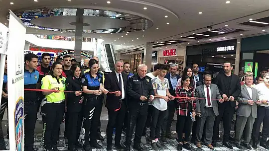 Jandarma ve özel öğrencilerden ortak stant