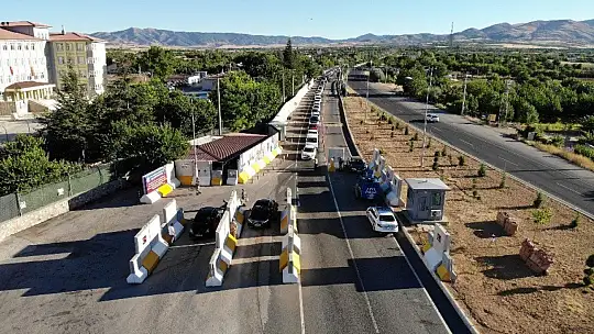 Jandarmadan bayramda şeker ve kolonyalı uygulama