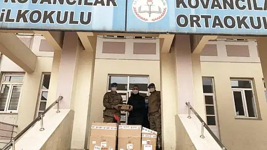 Jandarmadan öğrencilere hediye
