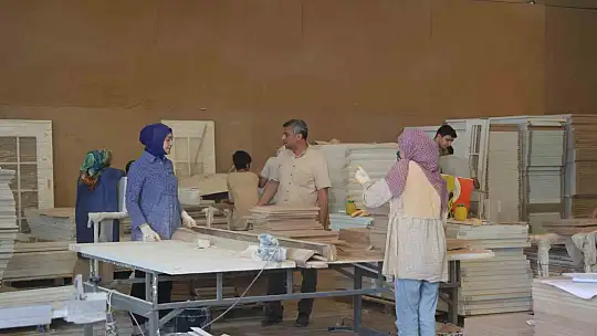 Kadın ustalar mobilya endüstrisinde erkeklere taş çıkarıyor