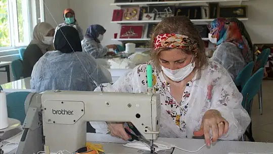 Kadınlardan, maske üretimi ile aile bütçesine katkı