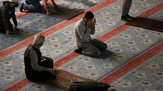 Kadir Gecesi'nde eller semaya açıldı