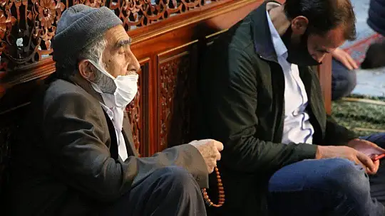 Kadir Gecesi'nde eller semaya açıldı