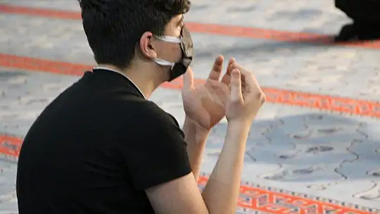 Kadir Gecesi'nde eller semaya açıldı