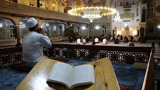 Kadir Gecesi'nde eller semaya açıldı
