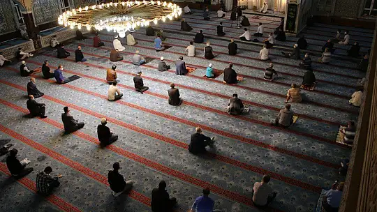 Kadir Gecesi'nde eller semaya açıldı