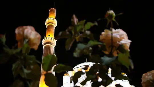 Kadir Gecesi'nde eller semaya açıldı