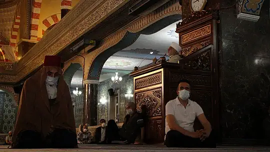 Kadir Gecesi'nde eller semaya açıldı