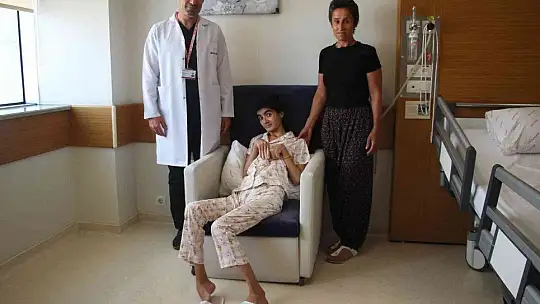 Kalbi durup bitkisel hayata giren genç kız kök hücre nakli ile hayata tutundu