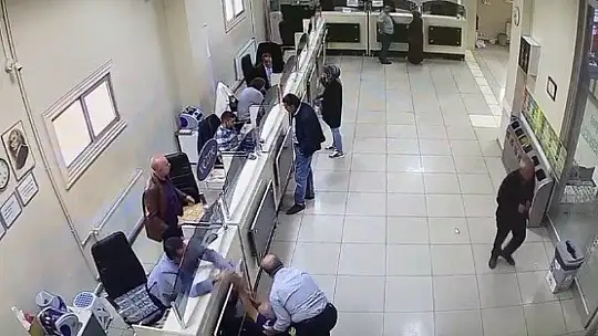 Kalp krizi geçiren vatandaşı kalp masajı ile hayatta tutan belediye personeli İHA'ya konuştu