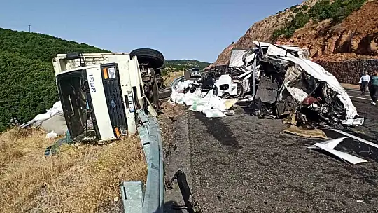 Kamyon ile çarpışan tırın kupası ayrıldı: 1 yaralı