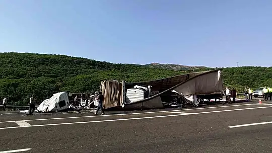 Kamyon ile çarpışan tırın kupası ayrıldı: 1 yaralı