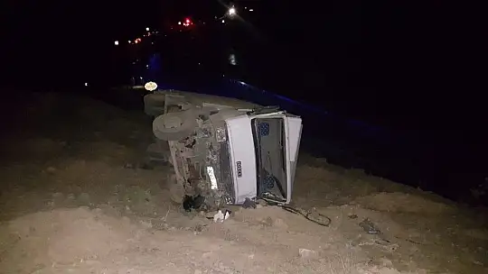 Kamyon kazasına giden itfaiye aracı şarampole devrildi