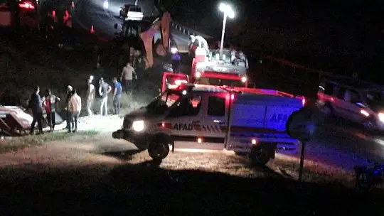 Kamyon kazasına giden itfaiye aracı şarampole devrildi