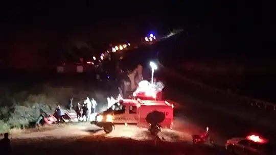 Kamyon kazasına giden itfaiye aracı şarampole devrildi