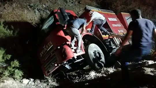 Kamyon kazasına giden itfaiye aracı şarampole devrildi