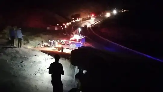 Kamyon kazasına giden itfaiye aracı şarampole devrildi