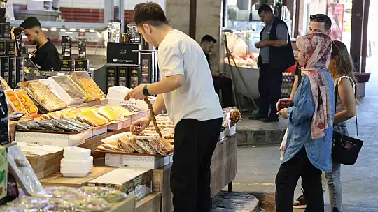 Kapalı Çarşı'daki gurbetçi yoğunluğu esnafın yüzünü güldürdü
