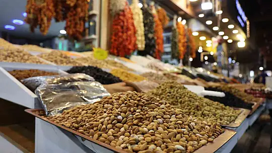 Kapalı Çarşı'daki gurbetçi yoğunluğu esnafın yüzünü güldürdü