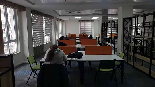 Karakoçan'da 3 katlı ilçe kütüphanesi hizmete açıldı