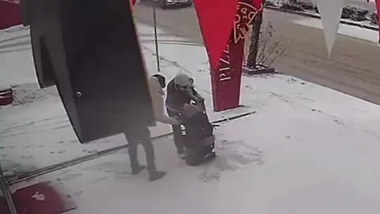 Karda kayıp düşenler kameraya böyle yansıdı