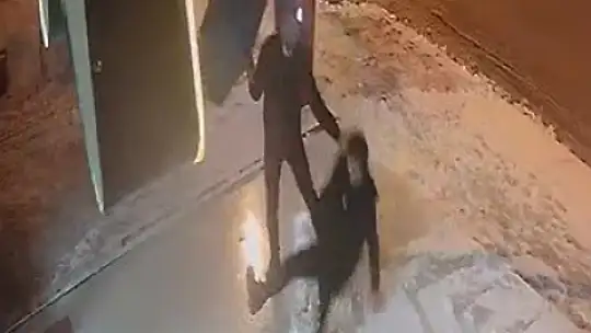 Karda kayıp düşenler kameraya böyle yansıdı