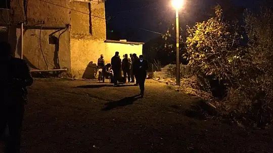 Kardeş, kazara özçekim yapan ağabeyi ve 3 arkadaşını tüfekle yaraladı