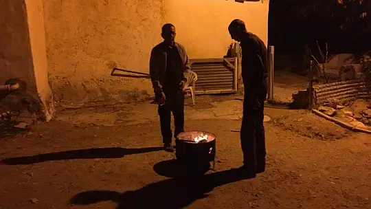 Kardeş, kazara özçekim yapan ağabeyi ve 3 arkadaşını tüfekle yaraladı