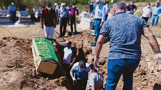 Karı koca bir gün arayla koronaya yenik düştü