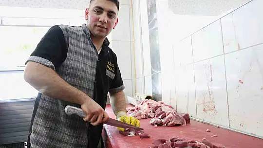 Kasapların kıyma mesaisi başladı