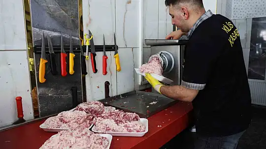 Kasapların kıyma mesaisi başladı