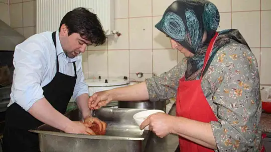 Kaymakam Türk Mutfağı Haftasında kolları sıvadı, kadınlarla birlikte mutfağa girdi
