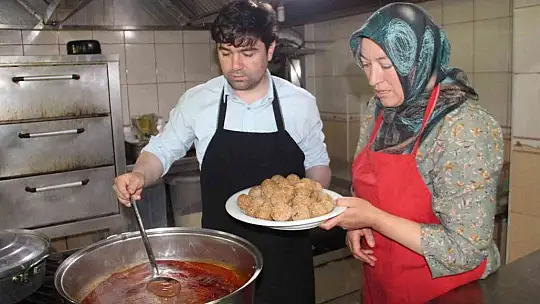 Kaymakam Türk Mutfağı Haftasında kolları sıvadı, kadınlarla birlikte mutfağa girdi