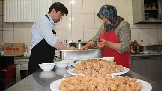 Kaymakam Türk Mutfağı Haftasında kolları sıvadı, kadınlarla birlikte mutfağa girdi