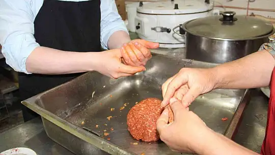 Kaymakam Türk Mutfağı Haftasında kolları sıvadı, kadınlarla birlikte mutfağa girdi
