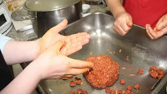 Kaymakam Türk Mutfağı Haftasında kolları sıvadı, kadınlarla birlikte mutfağa girdi