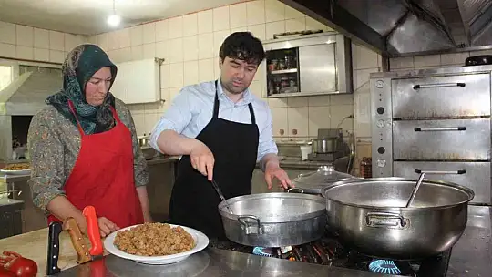 Kaymakam Türk Mutfağı Haftasında kolları sıvadı, kadınlarla birlikte mutfağa girdi