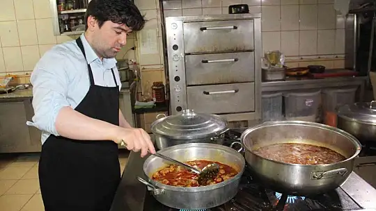 Kaymakam Türk Mutfağı Haftasında kolları sıvadı, kadınlarla birlikte mutfağa girdi
