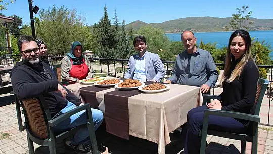 Kaymakam Türk Mutfağı Haftasında kolları sıvadı, kadınlarla birlikte mutfağa girdi