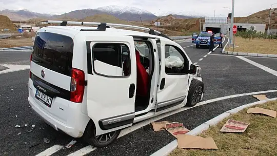 Otomobil ile Hafif Ticari Araç Çarpıştı: 6 Yaralı