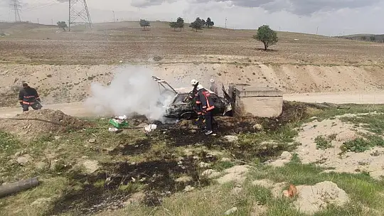 Kaza yapan otomobil yanarak küle döndü