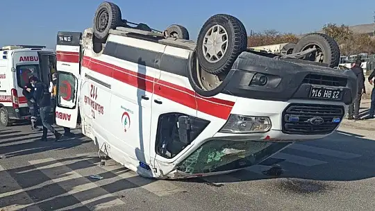 Kazada, ambulansın takla atma anı kameraya yansıdı